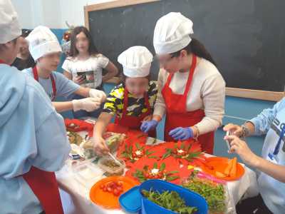 Funzioner� cos�. Gli scolari porteranno nell�auditorium dell�istituto i loro piatti �freddi� (poich� naturalmente a scuola non si pu� cucinare), preparati in mini �brigate� composte da vari alunni